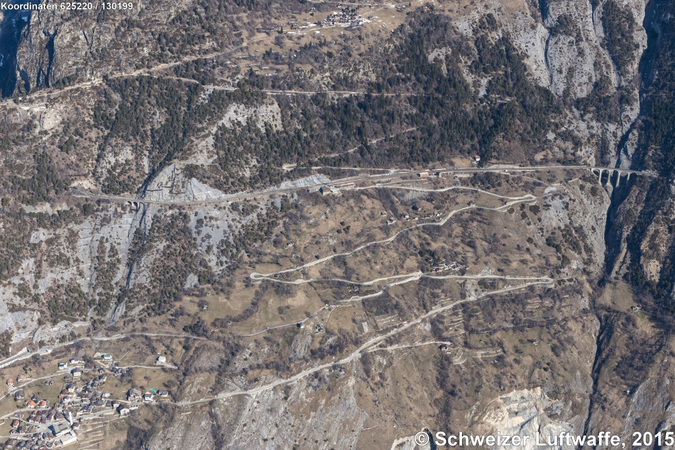 Dorf linke unter Bildecke: Hohtenn. Nördlich darüber: Tunneleinfahrt zum Mittal-Tunnel nach Goppenstein. Fahrstrasse vom Dorf Hohtenn zur Bahnstation BLS Hohtenn an der Lötschberg - Südrampe. Bahnviadukt über die 'Lüegilchi' (Position 2'625'852.67, 1'130'143.20).